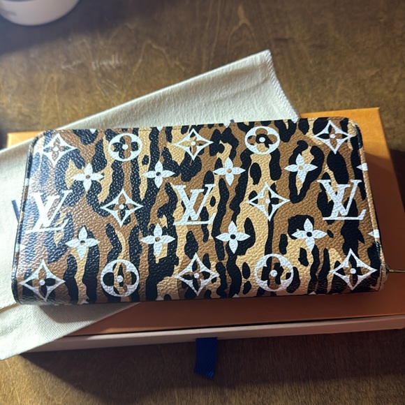 Louis Vuitton Limited Edition Jungle Zippy Wallet!! - Picture 2 of 15